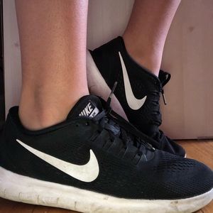 Woman gym shoe size 7.5 Nike shoe selling for 30$